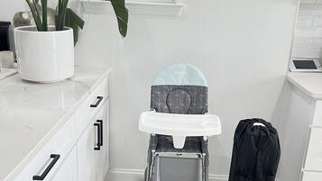 Regadera, secadora de cabello, toallas, jabón