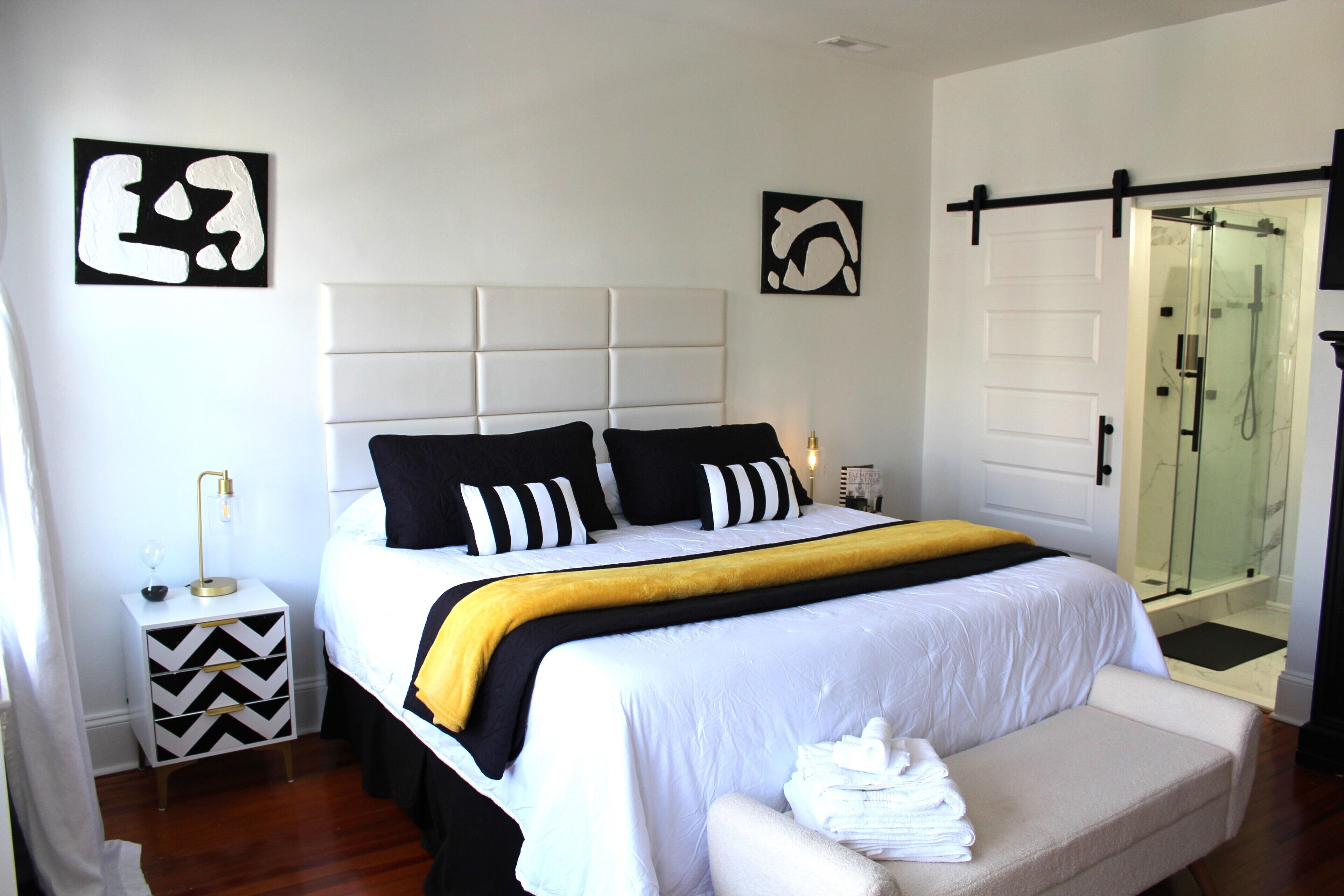 3 habitaciones, escritorio y tabla de planchar con plancha 