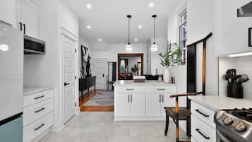 Refrigerador, microondas, horno y parrilla de estufa