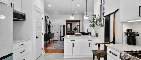 Frigorífico, microondas, horno y placa de cocina