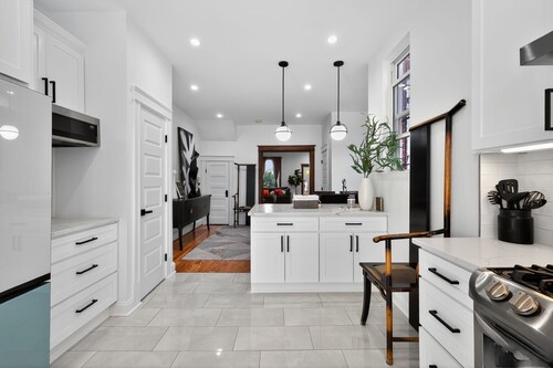 The Hearth! On site parking! Minutes to restaurants, groceries and nightlife.