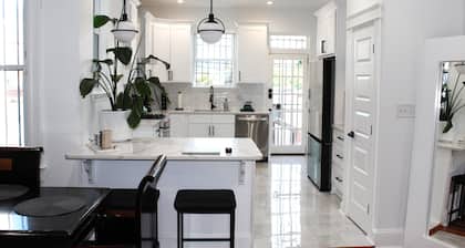 The Hearth! On site parking! Minutes to restaurants, groceries and nightlife.