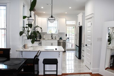 The Hearth! On site parking! Minutes to restaurants, groceries and nightlife.
