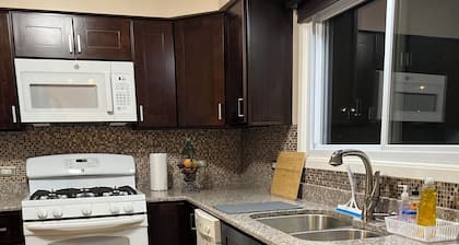 LUXE 3 BR, 2 BA + Hot Tub