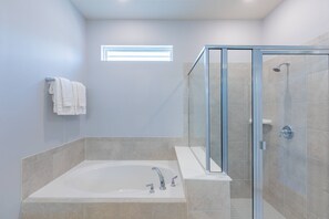 Combined shower/bathtub, hair dryer, towels - Thematic House w/ Private Pool/ SPA/ Game Room 220271! (Davenport)