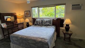 1 soveværelse, pengeskab på værelset, skrivebord, strygejern/strygebræt