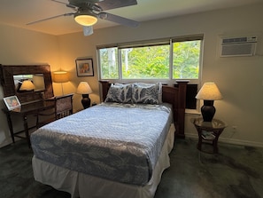 1 habitación, caja de seguridad en la habitación y escritorio