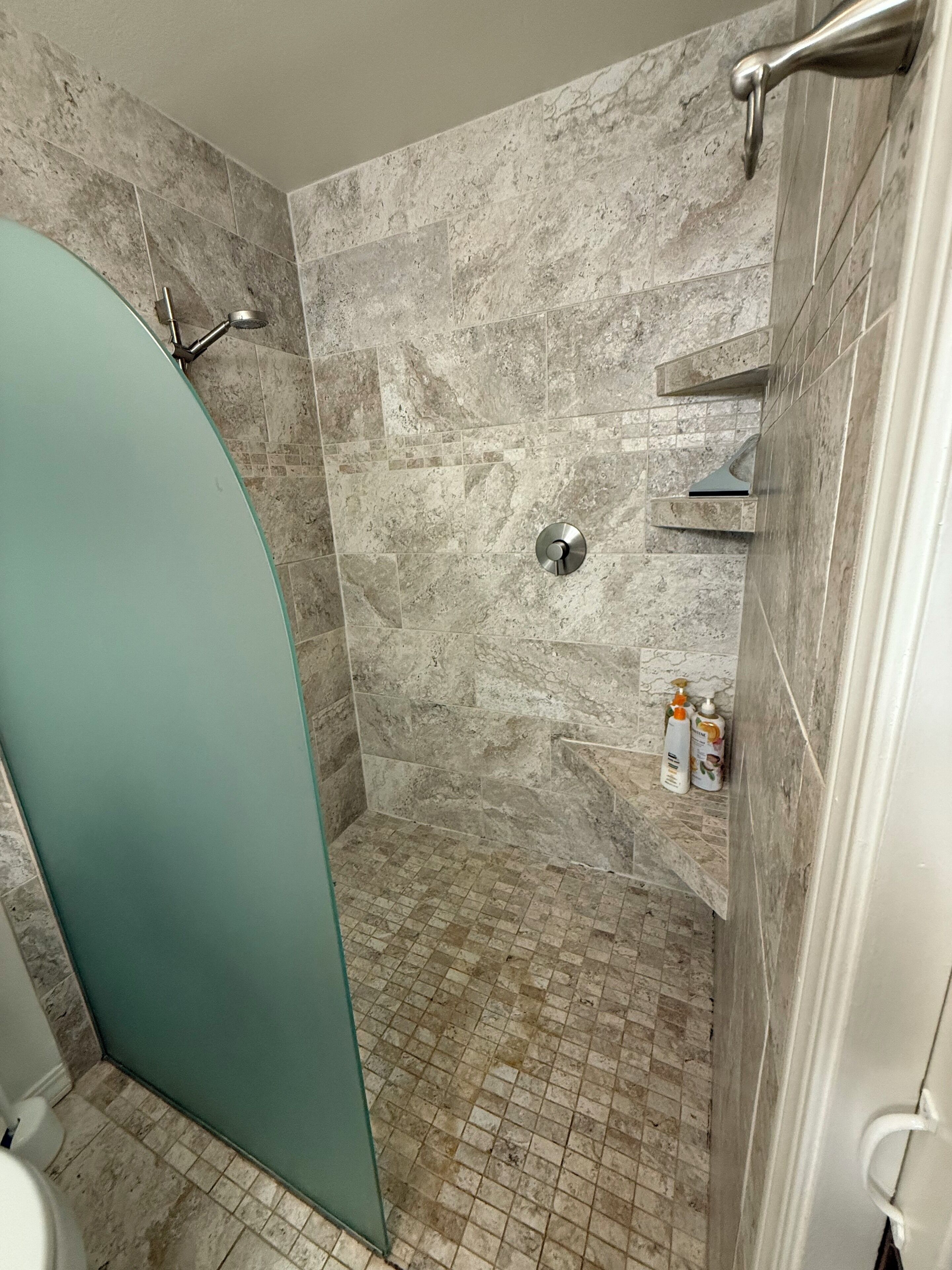 Douche, sèche-cheveux, serviettes fournies, savon