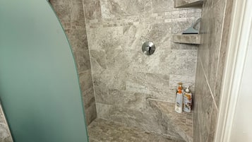 Doccia, asciugacapelli, asciugamani, sapone