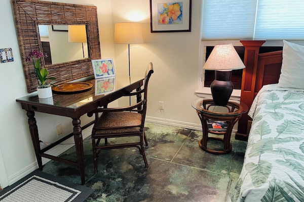 1 Schlafzimmer, Zimmersafe, Schreibtisch, Bügeleisen/Bügelbrett