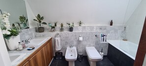 Shower, hair dryer, bidet, towels - Lovely London Bridge Cottage with Free Parking (London)