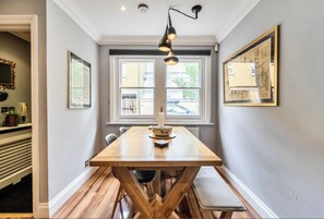 Dining - Lovely London Bridge Cottage with Free Parking (London)