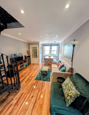 Smart TV, books, computer monitors - Lovely London Bridge Cottage with Free Parking (London)