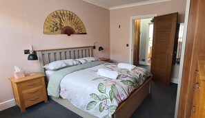 2 bedrooms, desk, iron/ironing board, free WiFi - Lovely London Bridge Cottage with Free Parking (London)