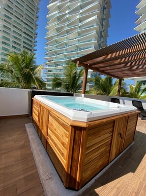 Outdoor spa tub - 115B - 1BR/1 Bath at Seaspray Condos on Okaloosa Island, Fort Walton Beach, Fl (Puerto Vallarta)
