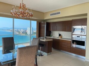 Microwave, oven, dishwasher, cookware/dishes/utensils