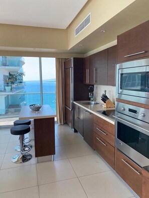 Mikrowelle, Ofen, Geschirrspüler, Kochgeschirr/Geschirr/Besteck