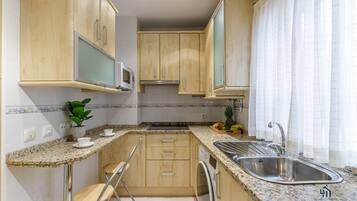 Een koelkast, een magnetron, een vaatwasser