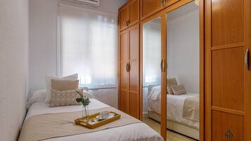 3 habitaciones, tabla de planchar con plancha, internet y ropa de cama