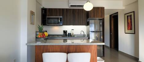 Refrigerador, microondas, horno, placa de cocina