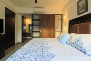 2 chambres, coffres-forts dans les chambres, bureau