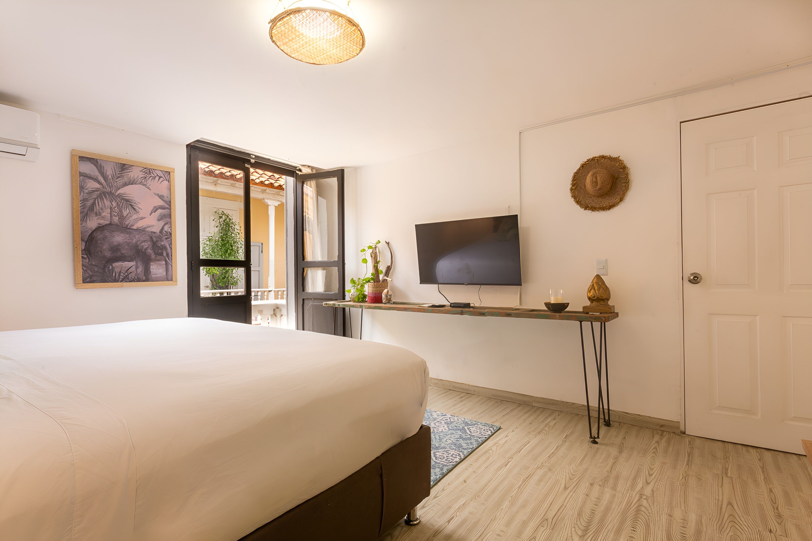 Al Alma Apart Suite 1, Includes Brunch | In-room safe, individually decorated, individually furnished