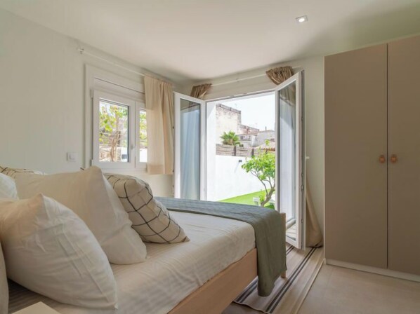 3 bedrooms, desk, iron/ironing board, WiFi
