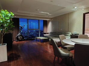 City Διαμέρισμα | Περιοχή καθιστικού | Τηλεόραση Smart 65 ιντσών με ψηφιακά κανάλια