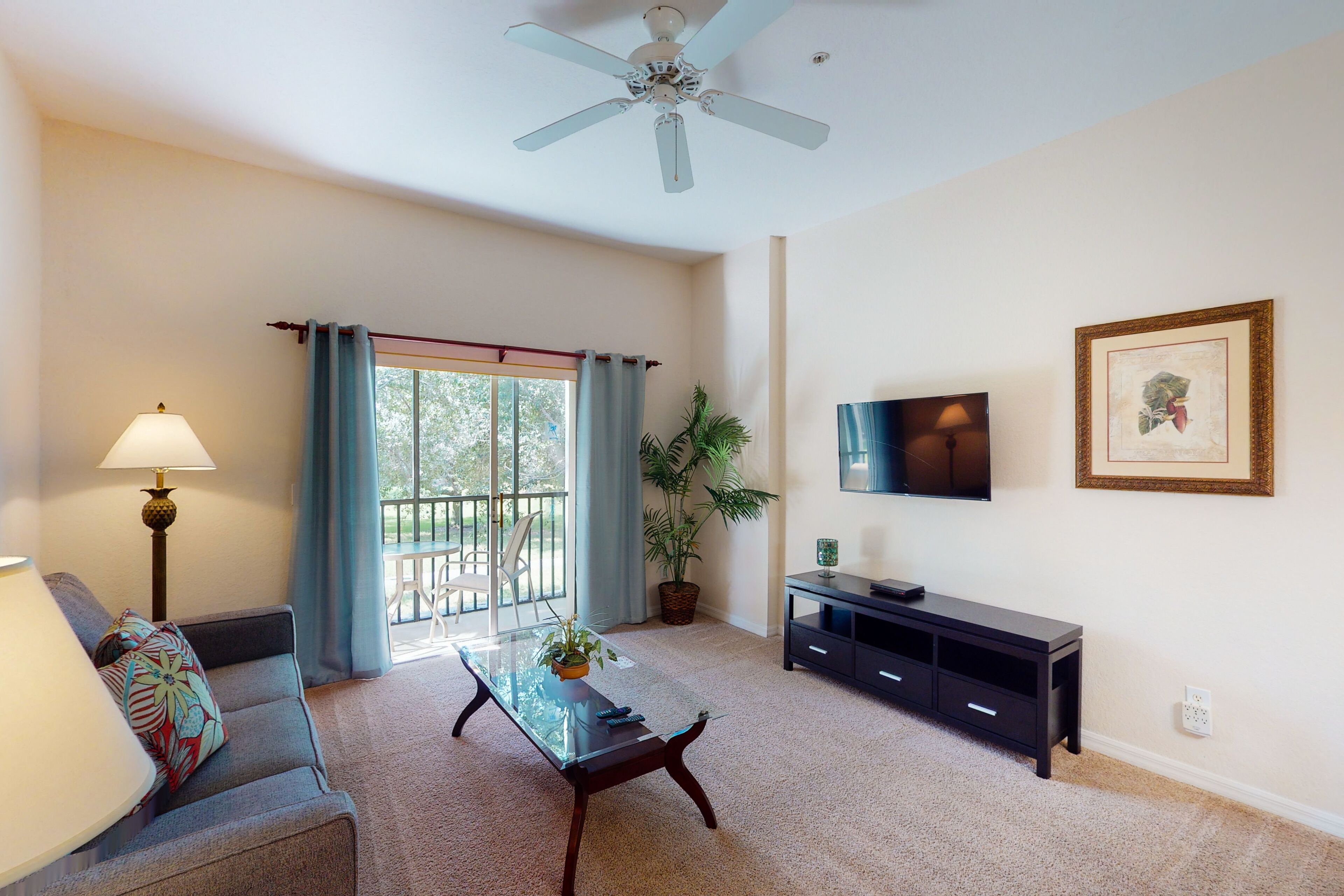 2nd floor condo w/ restaurant, gym, balcony, tennis court, basketball court