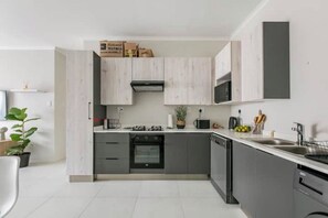 Kühlschrank, Mikrowelle, Geschirrspüler, Toaster