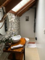 Habitación Elite | Baño | Toallas, jabón, champú y papel higiénico