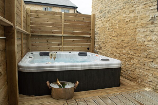 Outdoor spa tub - Ideally located dog friendly holiday home in the Cotswolds - Upper Barn (Chipping Norton)