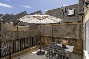 Outdoor dining - Charming family friendly property in the Cotswolds - The Haven (Chipping Norton)