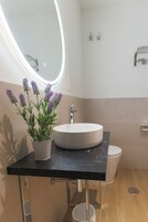 スーペリア ダブルルーム 専用バスルーム シティビュー | バスルーム | ヘアドライヤー