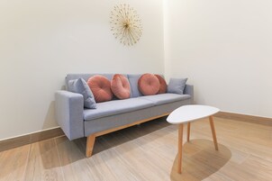 1 habitación, cortinas blackout y tabla de planchar con plancha 