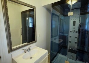 Shower, towels, soap, shampoo - Beautiful lake house! ( pet friendly)  (Lavigne)