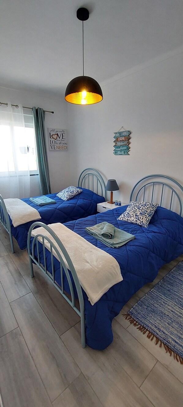 2 habitaciones, tabla de planchar con plancha, cuna de viaje y wifi 