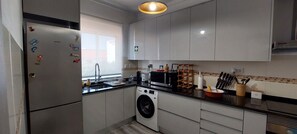Réfrigérateur, four à micro-ondes, un four, surface de cuisson