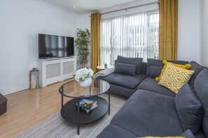 Smart TV, books - 2 Bed Town House With Garden in Hackney, London (London)