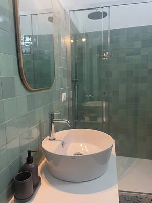 Rainfall showerhead, free toiletries, hair dryer, bidet - chiesa russa (Bari)