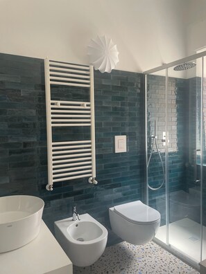 Rainfall showerhead, free toiletries, hair dryer, bidet - chiesa russa (Bari)