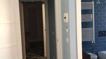 Habitación Deluxe | Cortinas blackout, tabla de planchar con plancha y wifi gratis