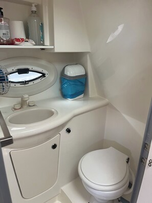 Comfort Double Room | Bathroom | Shower, designer toiletries, hair dryer, towels - LanchasBR (Porto Belo)