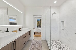 Douche, s èche-cheveux, serviettes fournies, savon
