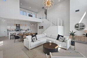 Smart-TV, Kamin, Tischtennisplatte