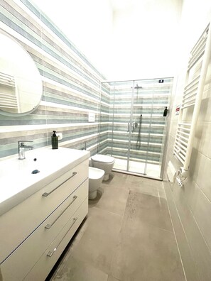 Gratis toiletartikelen, een haardroger, een bidet, handdoeken