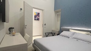 Una habitaci ón de hotel moderna con una cama, un escritorio y una cafetera.