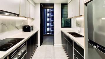 Apartamento família | Cozinha privada | Geladeira grande, micro-ondas, fogão, cooktop