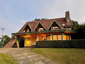 Exterior - Casa no Capivari Lareira Área Churrasco (Campos do Jordão)