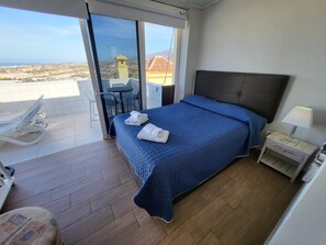 2 soverom, safe på rommet, strykejern/-brett og reiseseng for barn